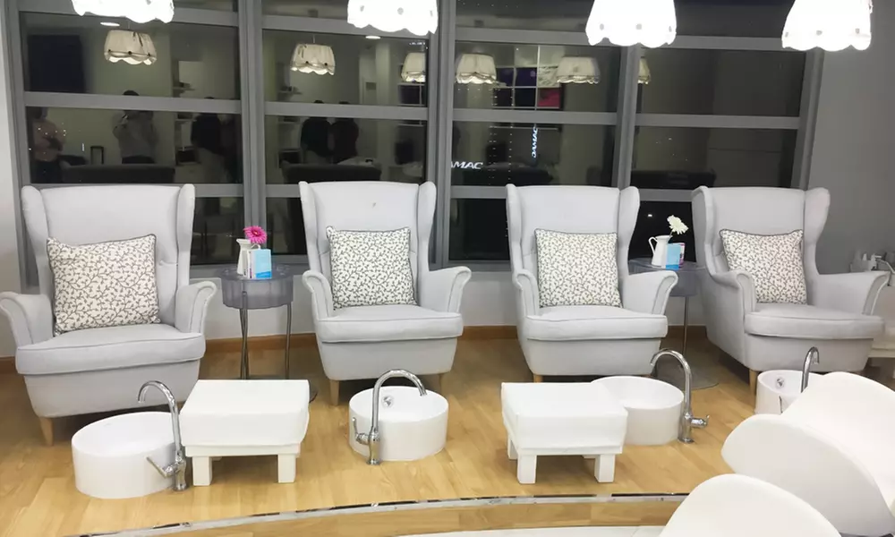 Transform Your Look with a Roots Color and Blowdry