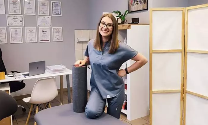 Masaż leczniczy i opcjonalna konsultacja fizjoterapeutyczna w gabinecie Fizjoterapia Paulina Gil (do -22%) - Primary Image