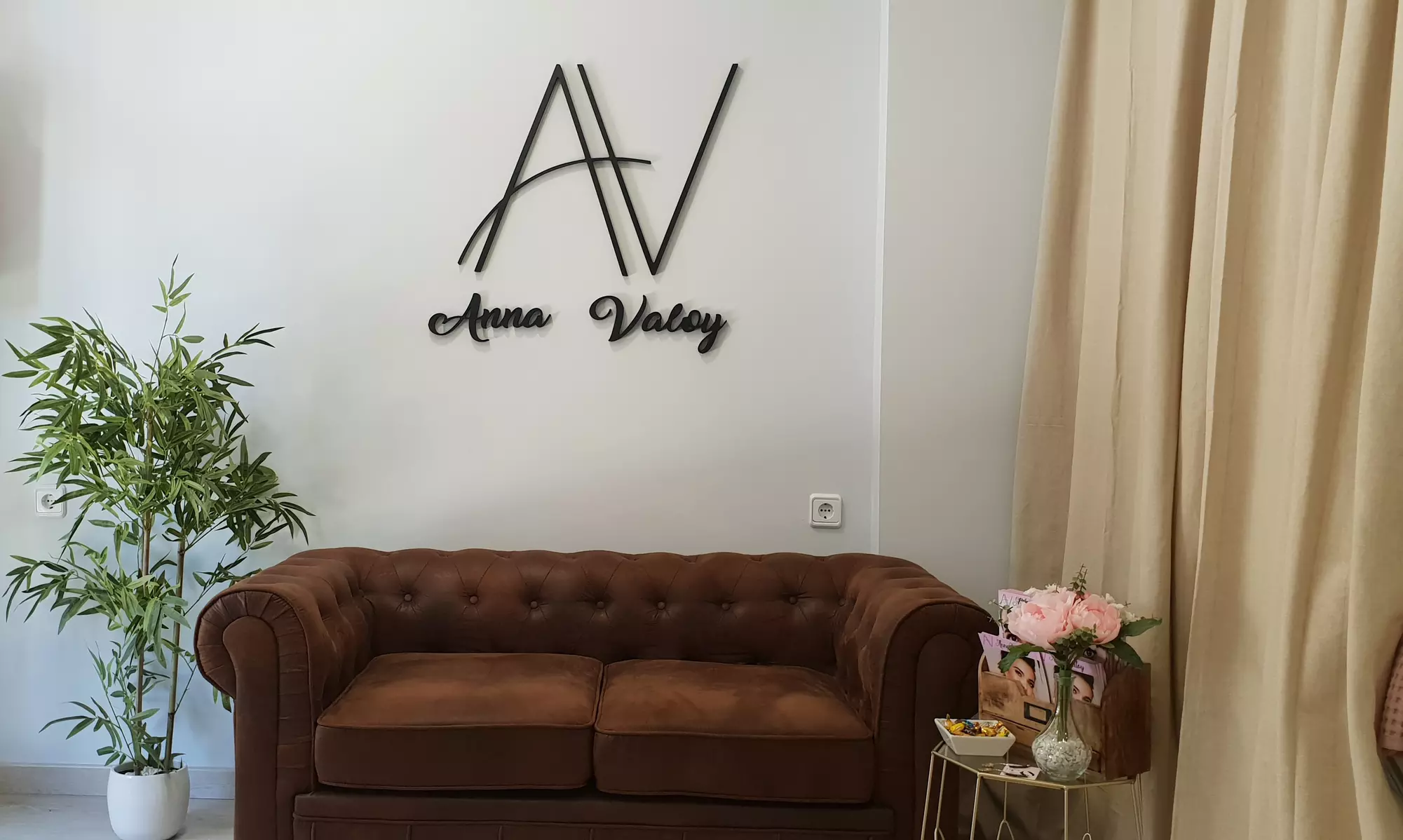 Abre tu mirada con extensiones de pestañas con opción a depilación de cejas con hilo en Anna Valoy Brows And Lashes - Second Medium