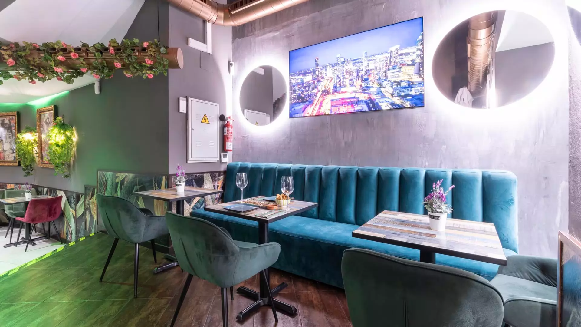 Cena romántica con bebida y copa en Sevilla, junto a plaza Nueva