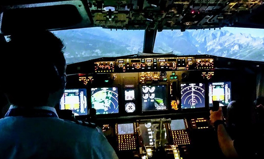 Image 4: Boeing 737 Simulator Experience