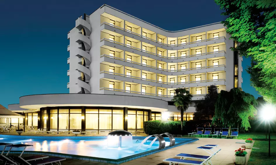 Montegrotto Terme: camera Classic con trattamento a scelta e ingresso Wellness per 2 presso l'Hotel Commodore - Primary Image