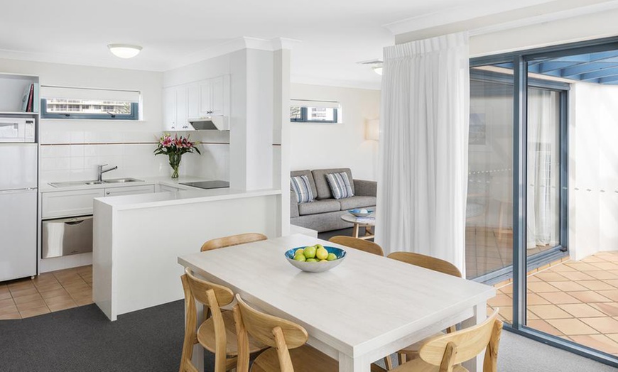 Image 4: Gold Coast: 3N 4* Beachside Stay with Wine