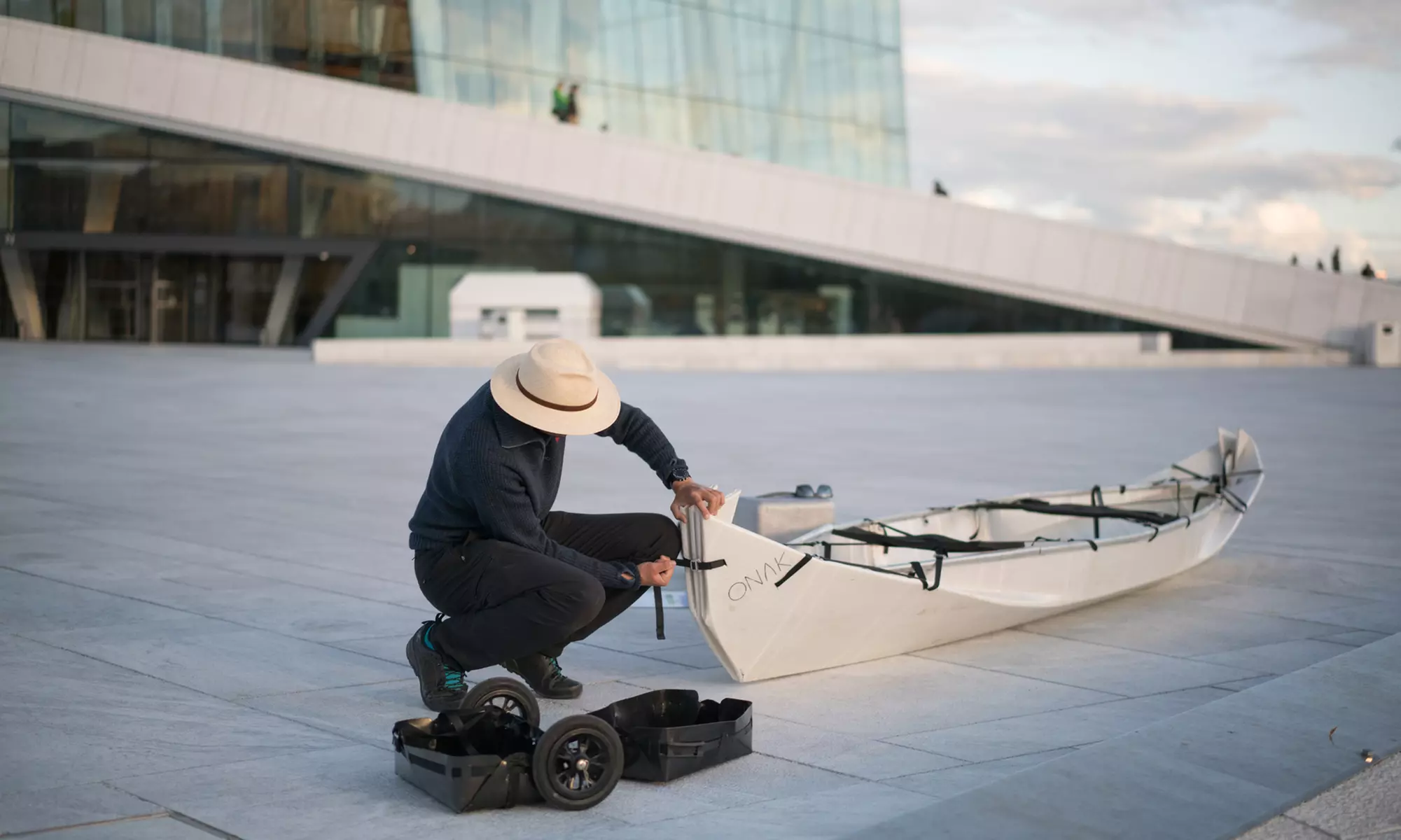 ONAK faltbares Kajak auf Rollen optional mit 1 oder 2 Paddeln - Primary Image