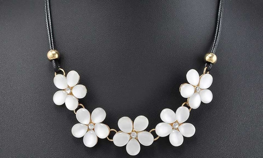 Image 2: Choker Flower Necklace