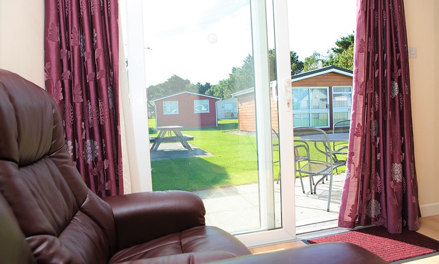 Image 2: Cornwall: Up to 4-Night Holiday Chalet Stay