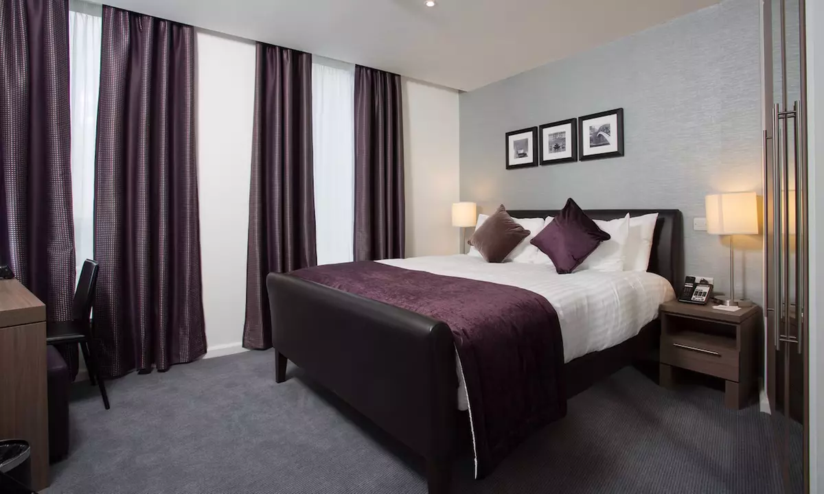 Birmingham: 4* Studio Suite Room with Breakfast and a Bottle of Wine
