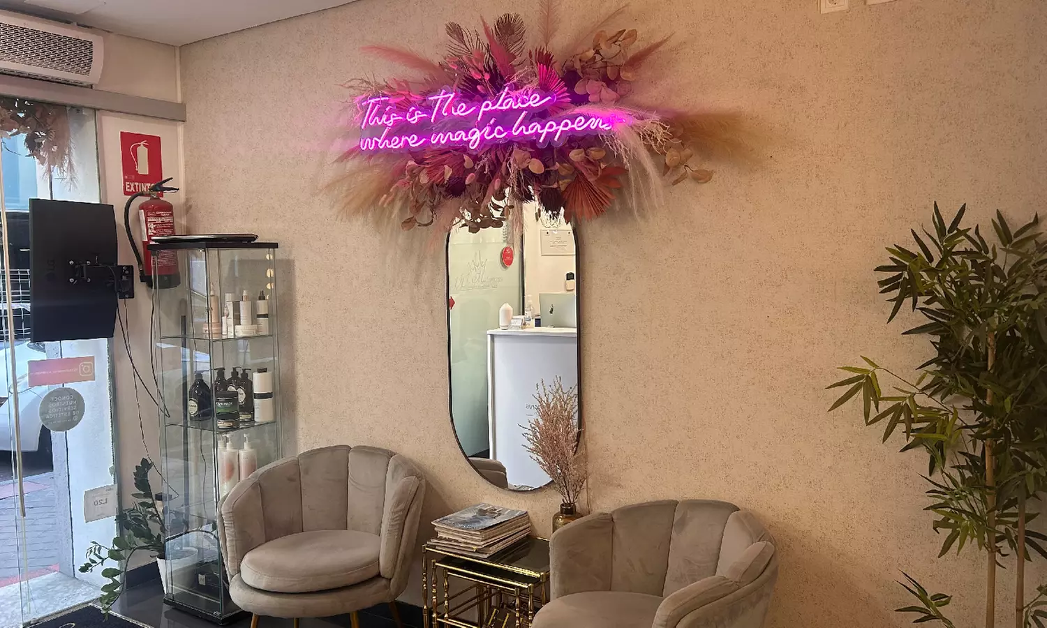 Sesión de peluquería con servicios completos y hasta 78% de descuento en cortes, tintes y tratamientos - Second Medium