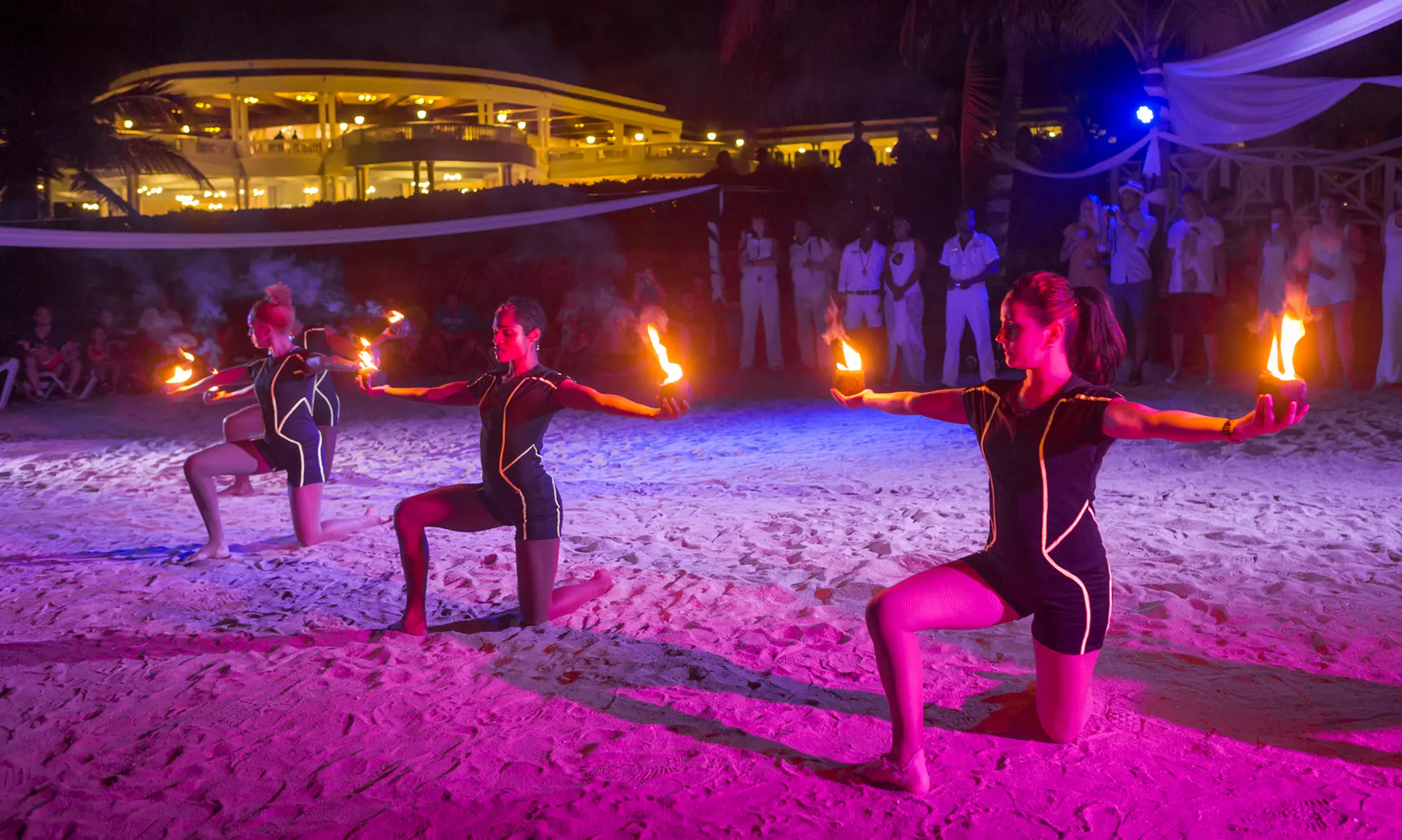 ✈ 4-Night All-Incl Grand Palladium Lady Hamilton Vacation with Air