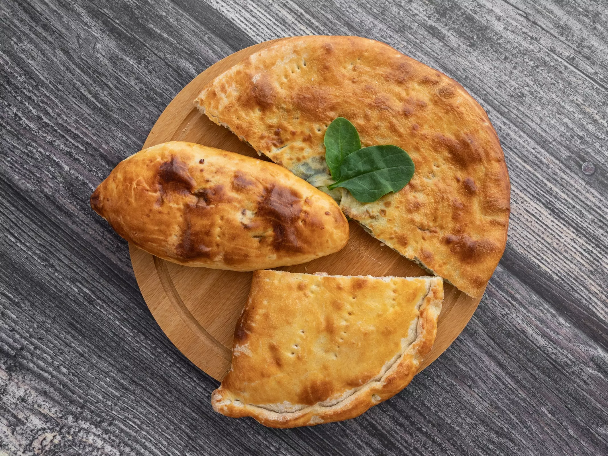 Zestaw z 3 różnymi połówkami chaczapuri i sosem do wyboru w Gogicz – kuchnia gruzińska (do -22%) - Primary Image