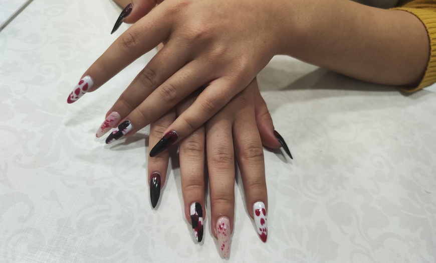 Image 2: Manicura con puesta de uñas de gel en Centro de Belleza e Imagen Nayla