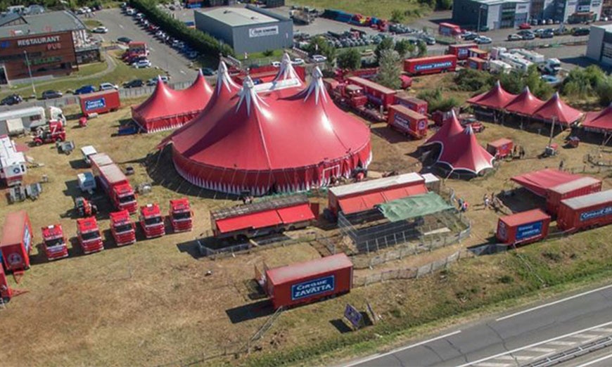 Image 1: Sous le chapiteau des rêves face à la magie du cirque Claudio Zavatta