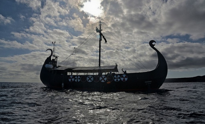 Image 8: Paseo en barco vikingo