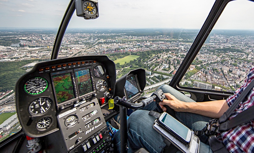 Image 1: Panorama-Flug mit Hubschrauber  
