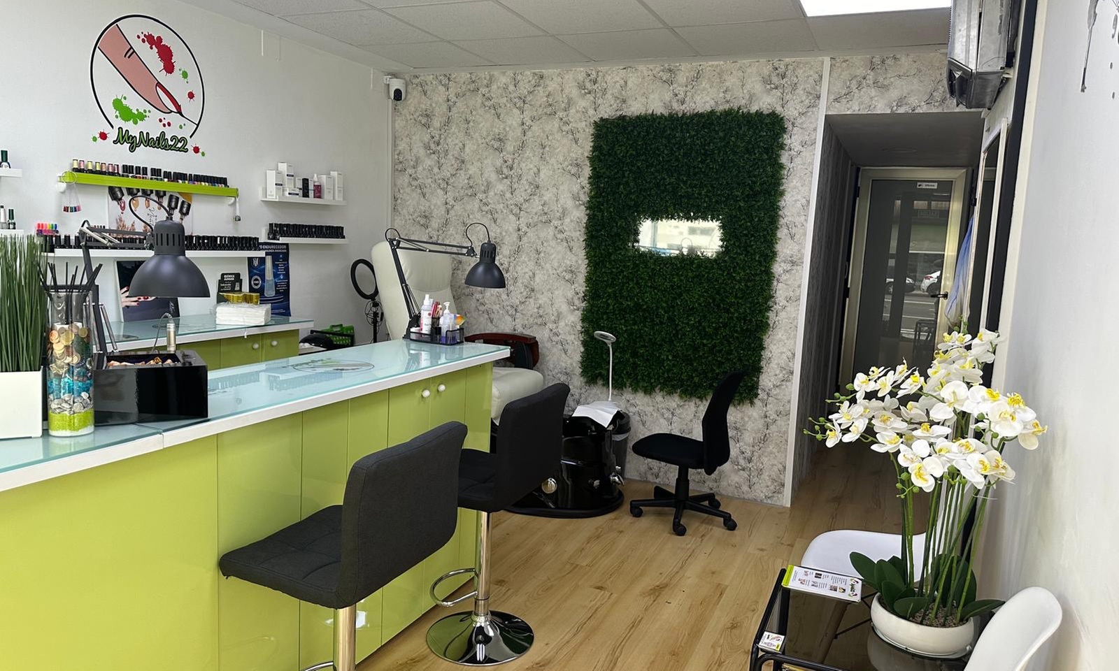 ¡Uñas a la última! Manicura y/o pedicura clásica o semipermanente