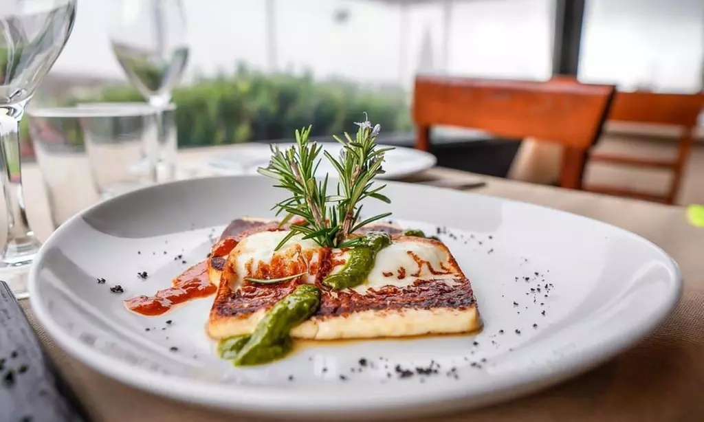 Menú de comida con visita a bodega y cata de vinos para 1 o 2 personas