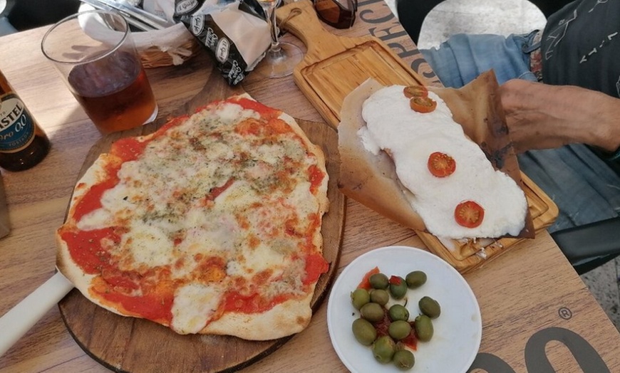 Image 1: Menú de pizzas para 2 o 4 personas con entrantes y bebidas