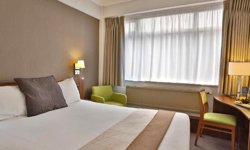 Image 3: Manchester: Double Room with Breakfast