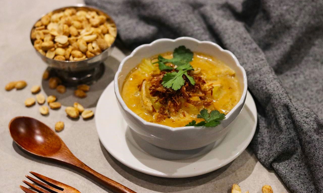 Savor Thai Flavours: Indulge in a Starter, Main, and Ale/Wine Combo