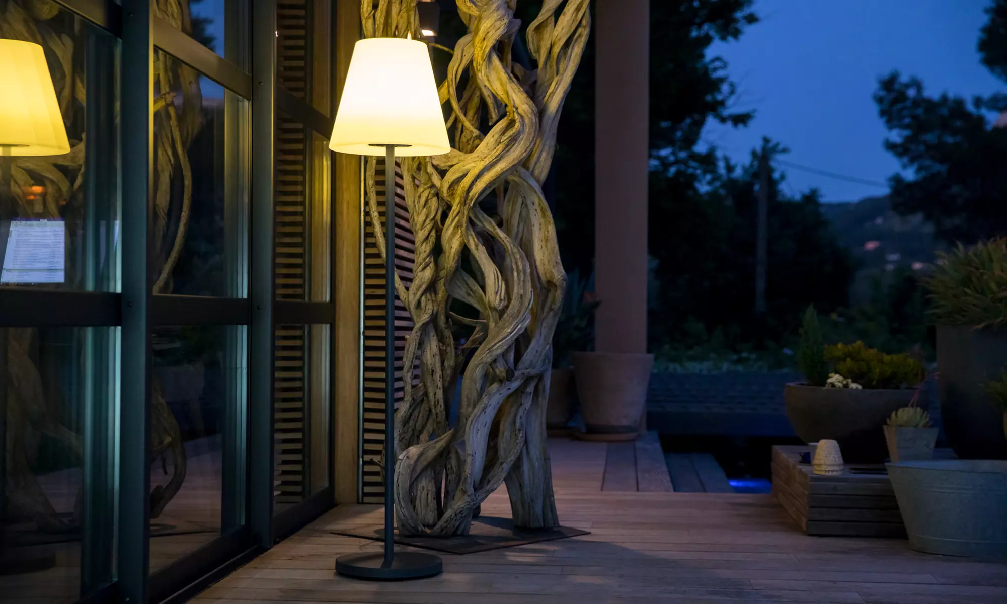 1 ou 2 lampadaires à LED solaires Lumisky de 150 cm de hauteur, pour l'extérieur - Primary Image