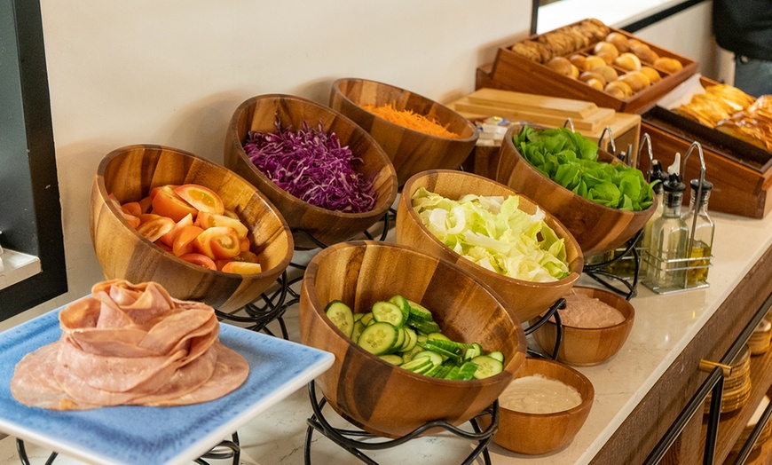 Image 7: Premium 4* Dinner Buffet with Beverages for 1-4 Guests