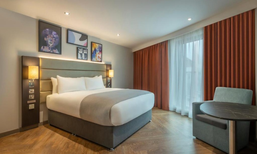 Image 6: London: 4* Deluxe Double or Executive King Room Stay with Breakfast