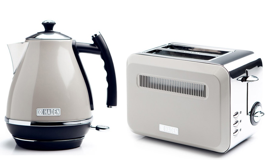 Image 1: Kettle and Two-Slice Toaster Set