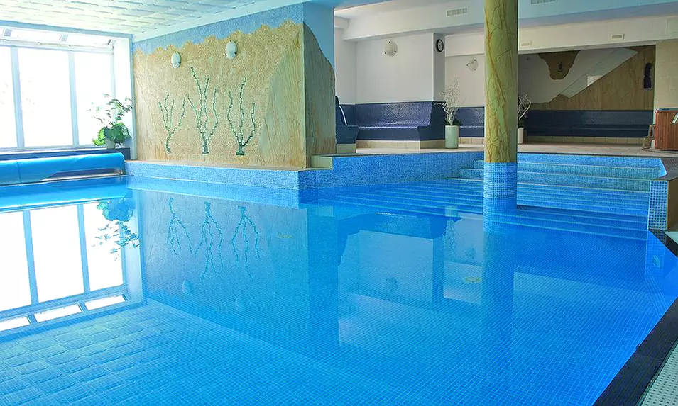 Karpacz: pokój double dla 2 osób ze śniadaniami lub wyżywieniem HB w Corum – wakacje i więcej - Primary Image