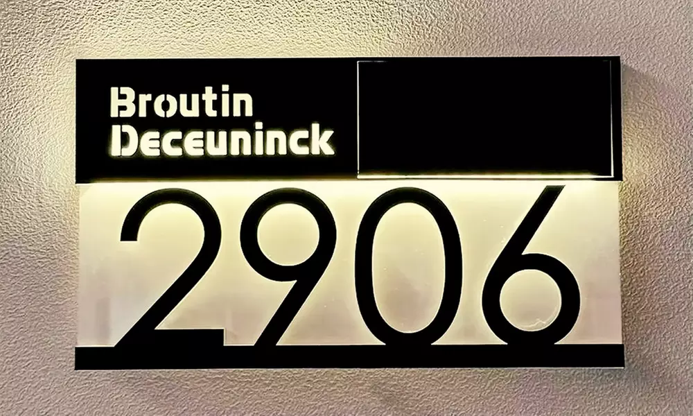 Decoración con estilo: 1 o 2 letreros de casa cargados con luz solar
