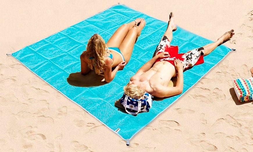 Image 6: No Sand Jumbo Beach Mat
