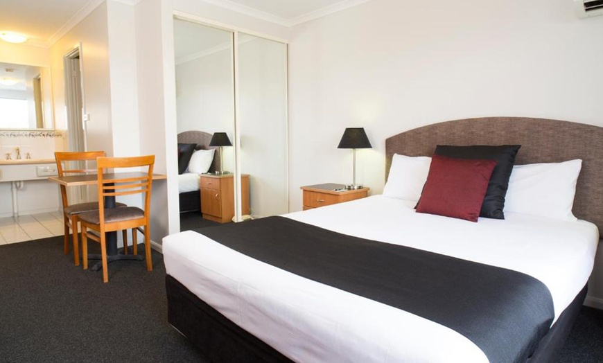 Image 3: Canberra: Deluxe Double Room with with Welcome Drink