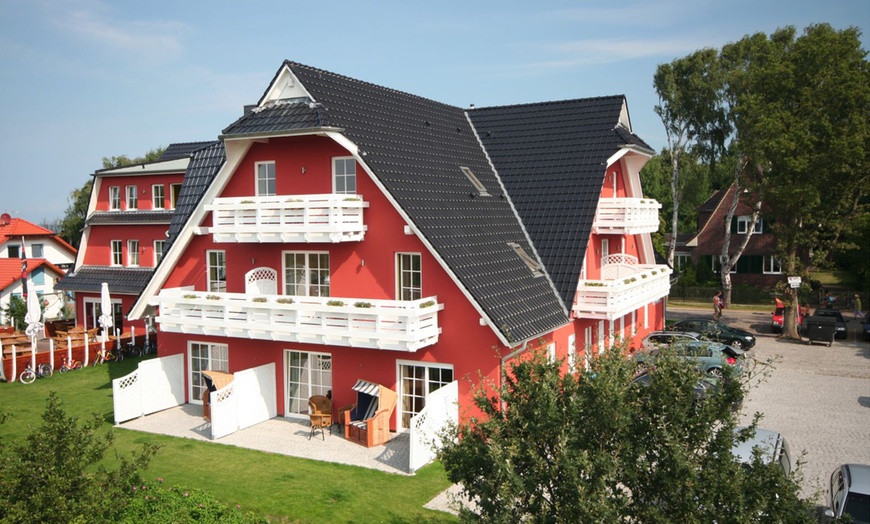 Image 2: Graal Müritz: 2-3 Nächte mit Sekt-Frühstück, 3-Gang-Menü & Kaminsauna