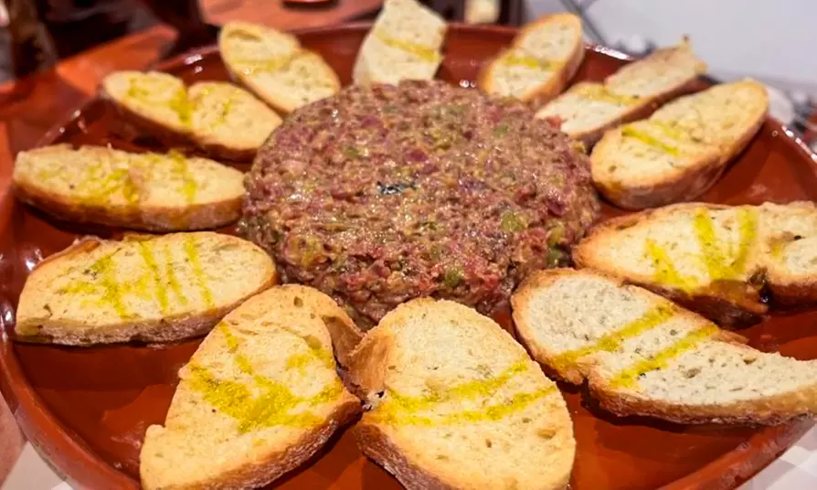 Menú picoteo para 2 o 4 personas con tablas y bebidas a elegir