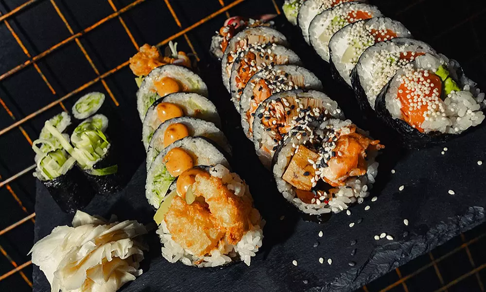 Poznaj sztukę przygotowywania sushi: warsztaty dla 1 os. z Same Sushi