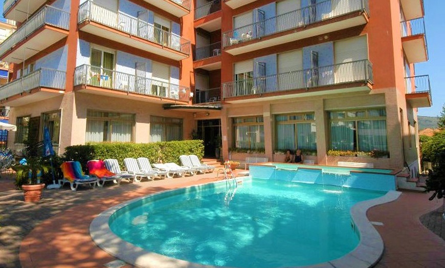 Image 4: Liguria: camera Standard vista mare in mezza pensione per 2