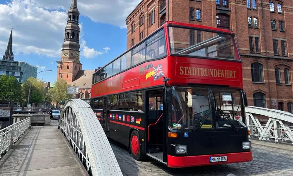 Ticket für eine Stadtrundfahrt mit Live Kommentar in Hamburg für 1 Erwachsenen oder 1 Familie (bis 34% sparen) - Primary Image