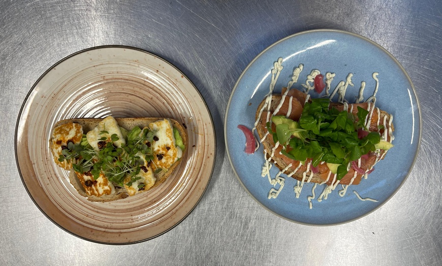 Image 3: Smakelijke lunchervaring met vers belegde toast bij bruisende hotspot