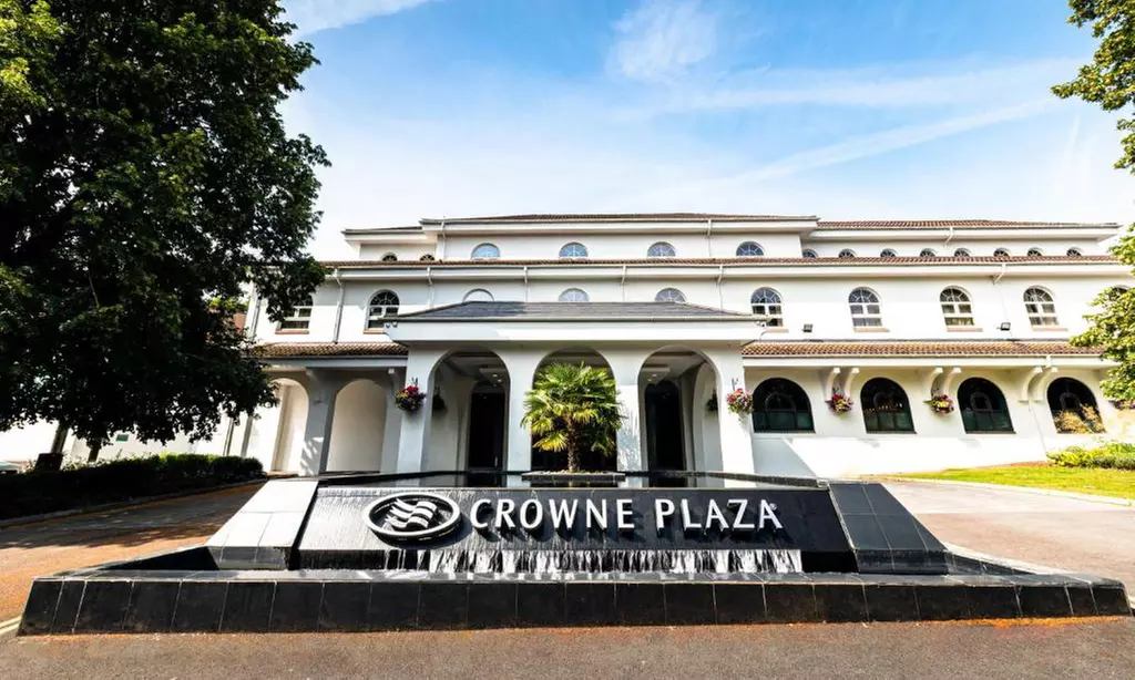 Buckinghamshire: King Room with Breakfast, Dinner & Late Check-Out