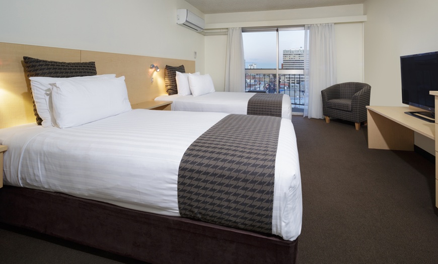 Image 3: Hobart: 4-Star CBD Stay