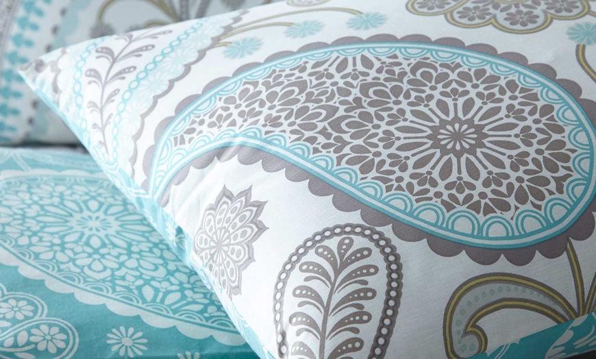 Image 1: Reversible Paisley Duvet Set