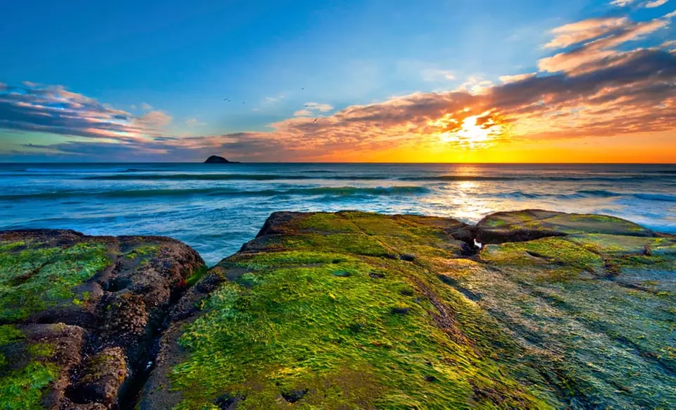 11-Day New Zealand and Hawaii Vacation with Airfare, Hotels, and Rental Car. Price/Person Based on Double Occupancy. - Primary Image