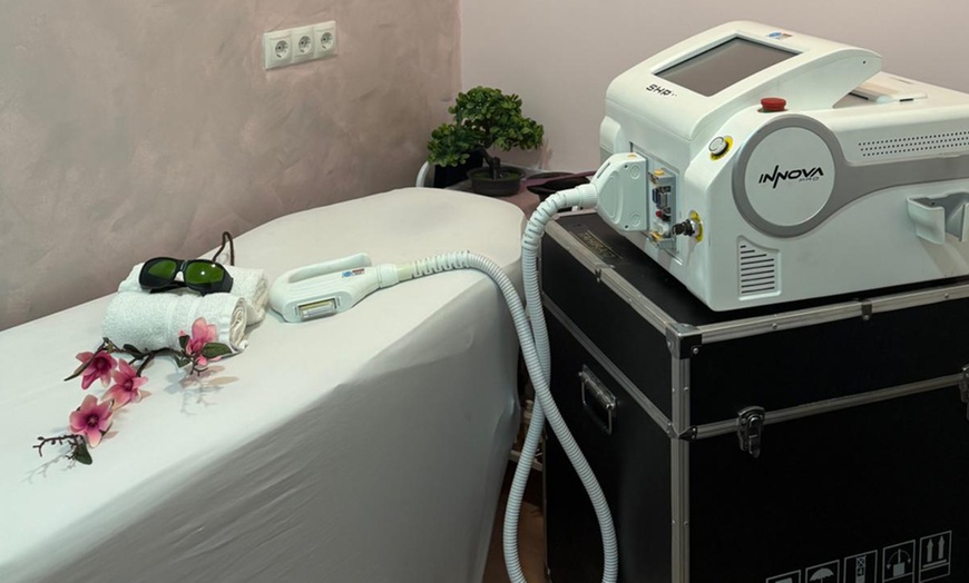 Image 2: Depilación con láser SHR en zona corporal a elegir: 3, 5 o 7 sesiones