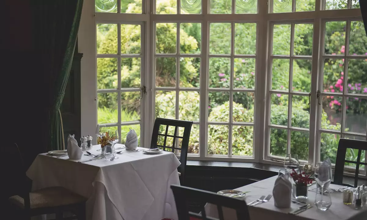 Cheshire: Executive Double Room with Breakfast and Bottle of Prosecco