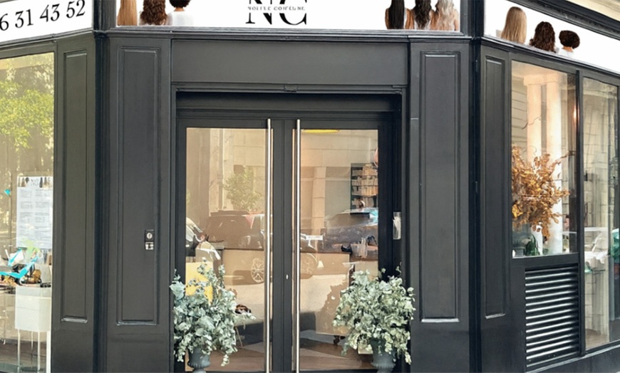 Image 2: Shampoing, coupe et brushing, coloration des racines en option