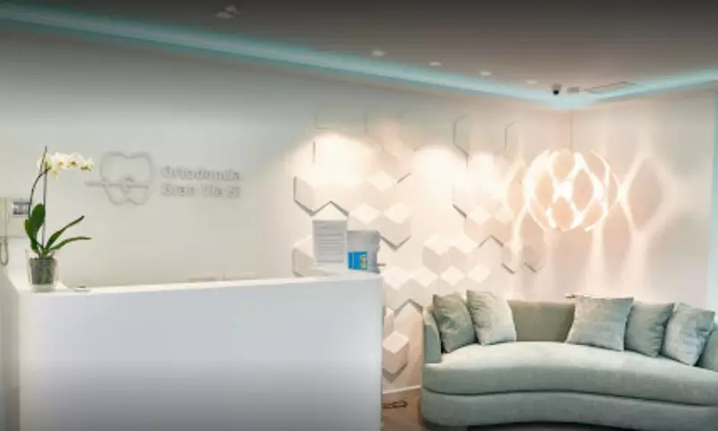 Ortodoncia con brackets metálicos convencionales o autoligados