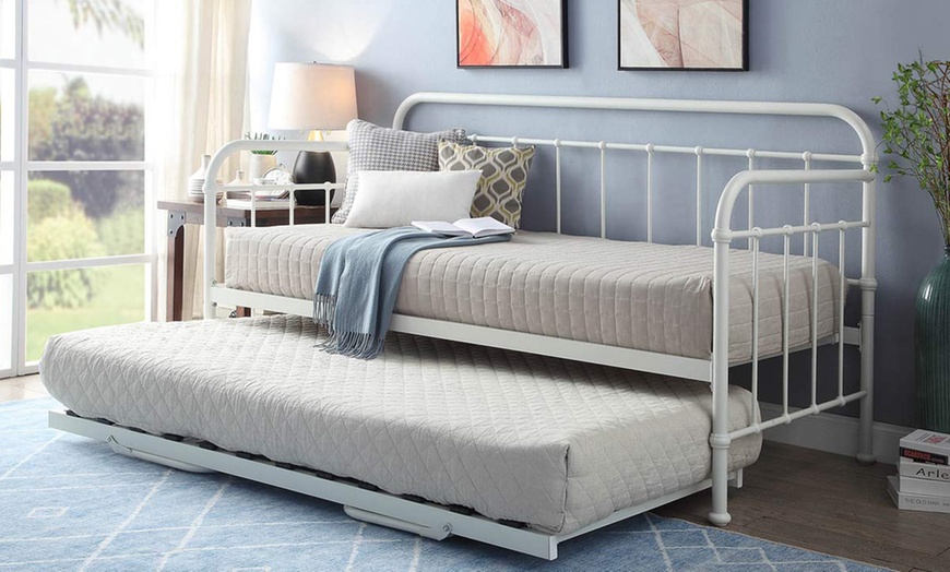 Image 4: Classic Metal Day Bed and Trundle