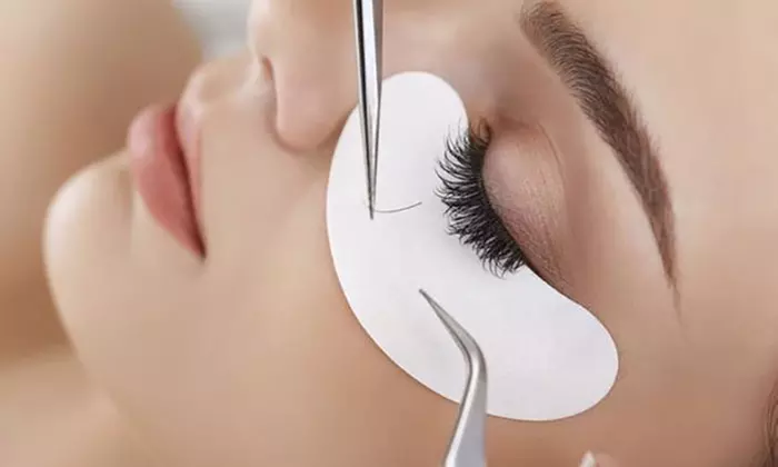 Beauté des cils avec Élégance Beauty