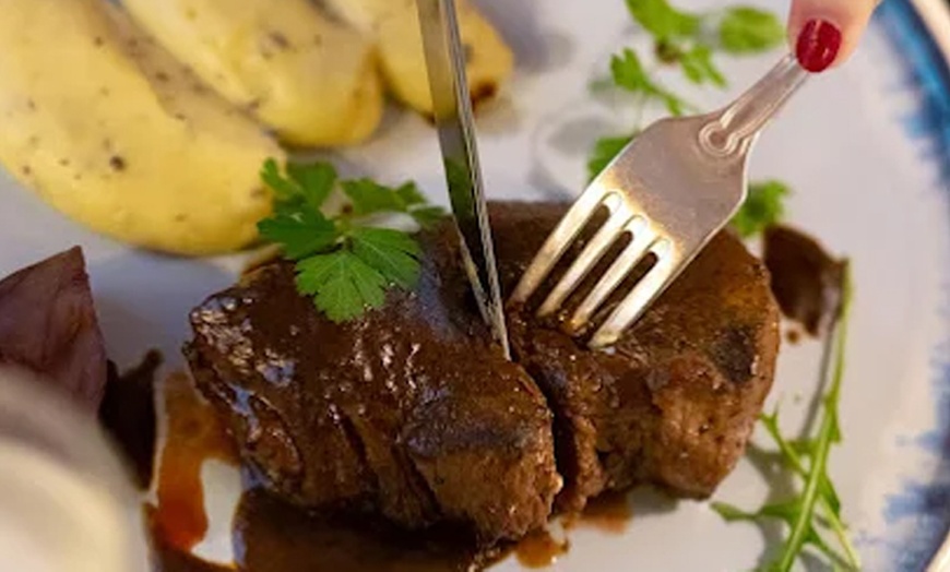 Image 8: Dégustez une cuisine raffinée au restaurant Le Victoria