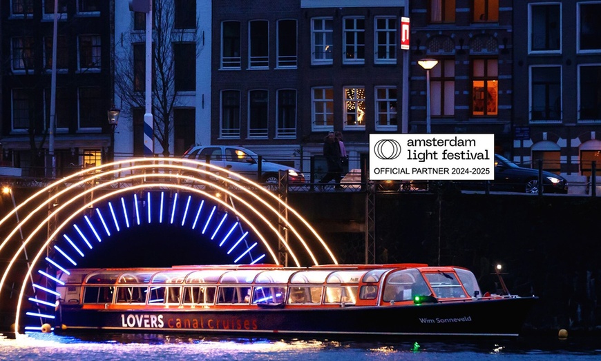 Image 3: Vaar door verlichte grachten tijdens het Amsterdam Light Festival