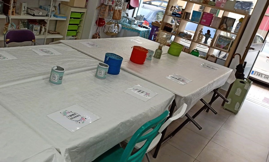 Image 5: Taller de Decoupage con vino y aperitivo para 1 o 2 personas